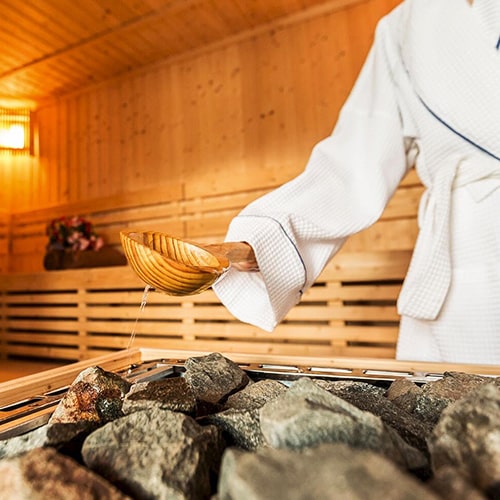 Benefits of using a sauna min