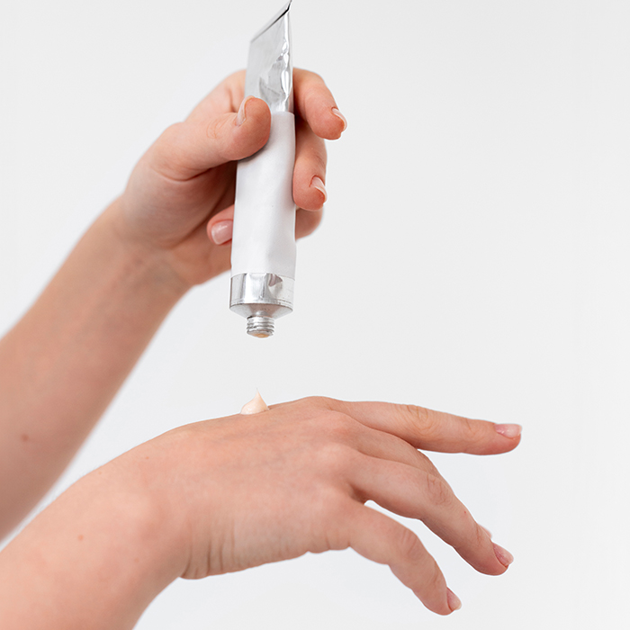 جوانسازی دست با دستگاه آر اف؛ روش مدرن برای پوستی جوان‌تر